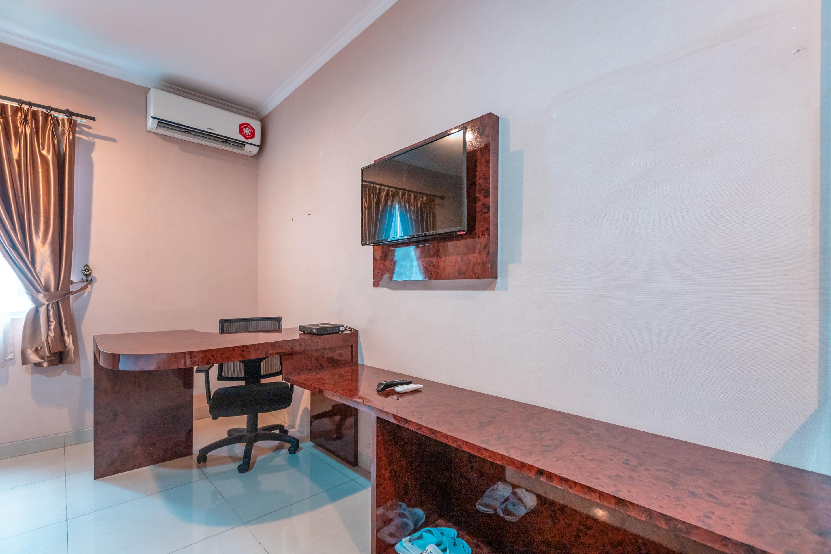 Vaccinated Staff - Oyo Flagship 2131 Hotel Binong Tangerang Buitenkant foto