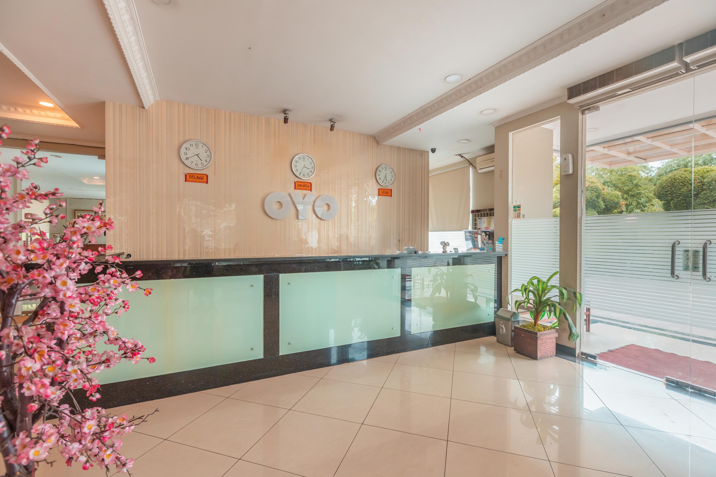 Vaccinated Staff - Oyo Flagship 2131 Hotel Binong Tangerang Buitenkant foto